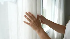 Anstatt es in ein Glas zu gießen, geben Sie es in die Waschmaschine. Ihre grauen Vorhänge werden wieder wie neu aussehen.